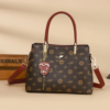 CARTERA KAIDIFEINIROO MARRON ESTAMPADA CON COLGANTE DECORATIVO