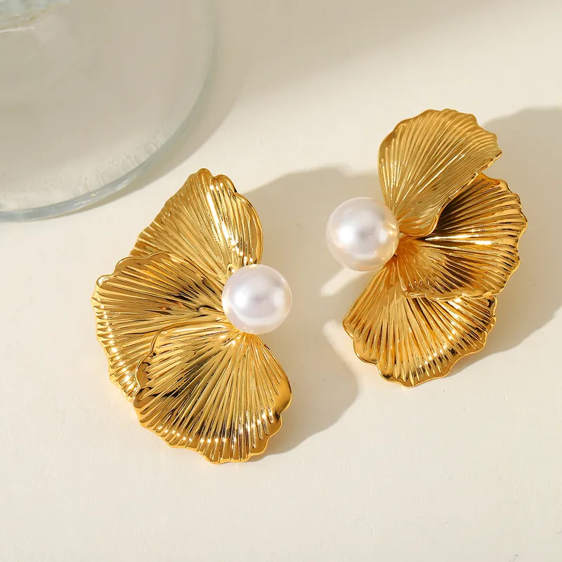 AROS DORADOS CONCHA TEXTURADA CON PERLA