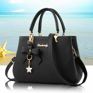 CARTERA NEGRA ELEGANTE CON COLGANTE ESTRELLA