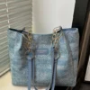 CARTERA TOTE DE JEAN CON HERRAJES DORADOS