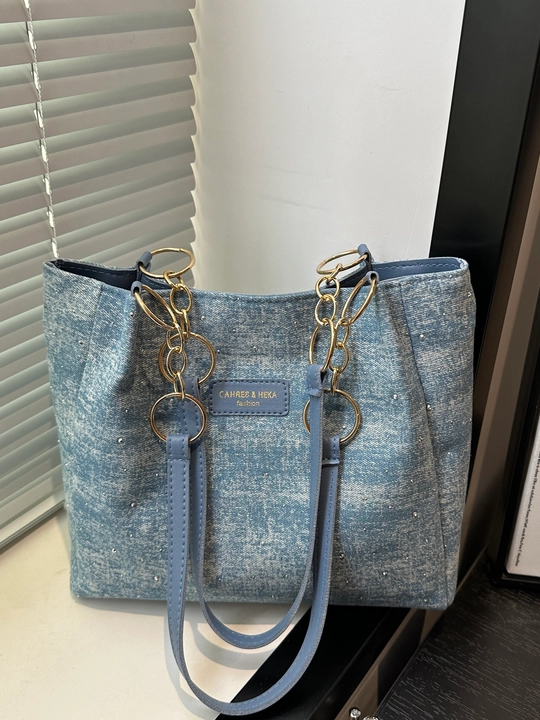 CARTERA TOTE DE JEAN CON HERRAJES DORADOS