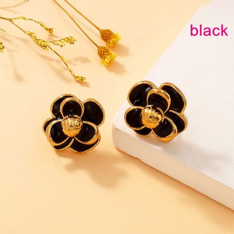 AROS FLOR BLANCA CON DETALLE DORADO