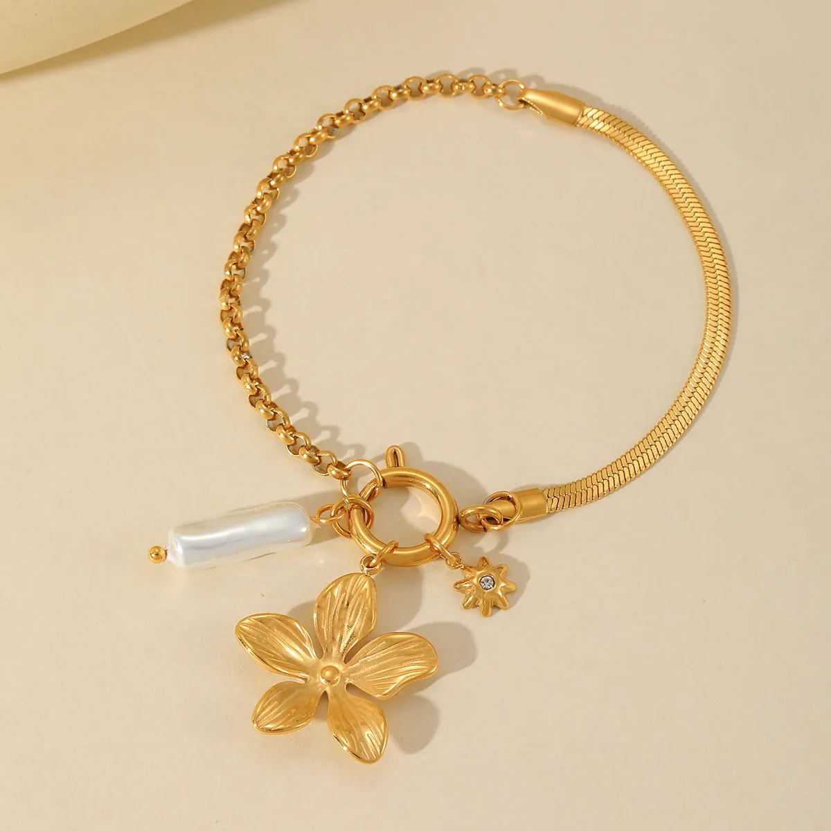 PULSERA DORADA RÍGIDA CON DIJE FLOR