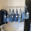 CARTERA TOTE DE JEAN CON COLGANTE DECORATIVO
