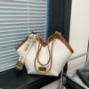 CARTERA TOTE BEIGE CON DETALLES EN MARRÓN