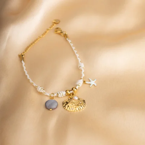 PULSERA CON PERLAS BLANCAS Y DIJE DORADO