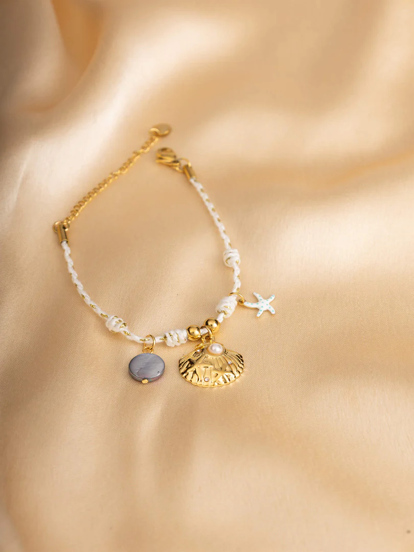 PULSERA CON PERLAS BLANCAS Y DIJE DORADO