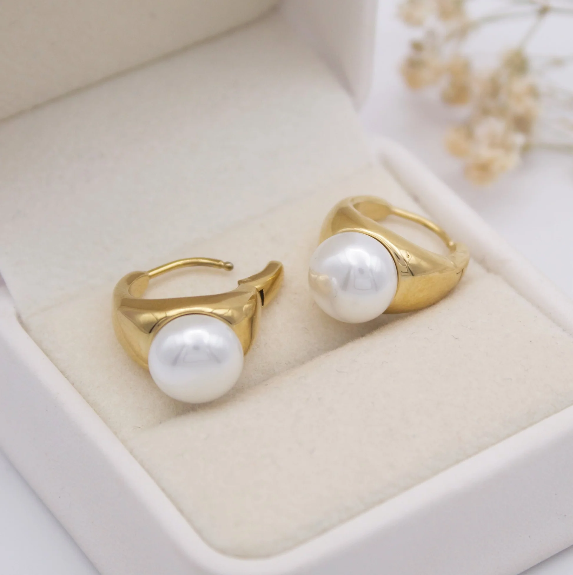 AROS DORADOS OVALADOS CON DETALLE BLANCO