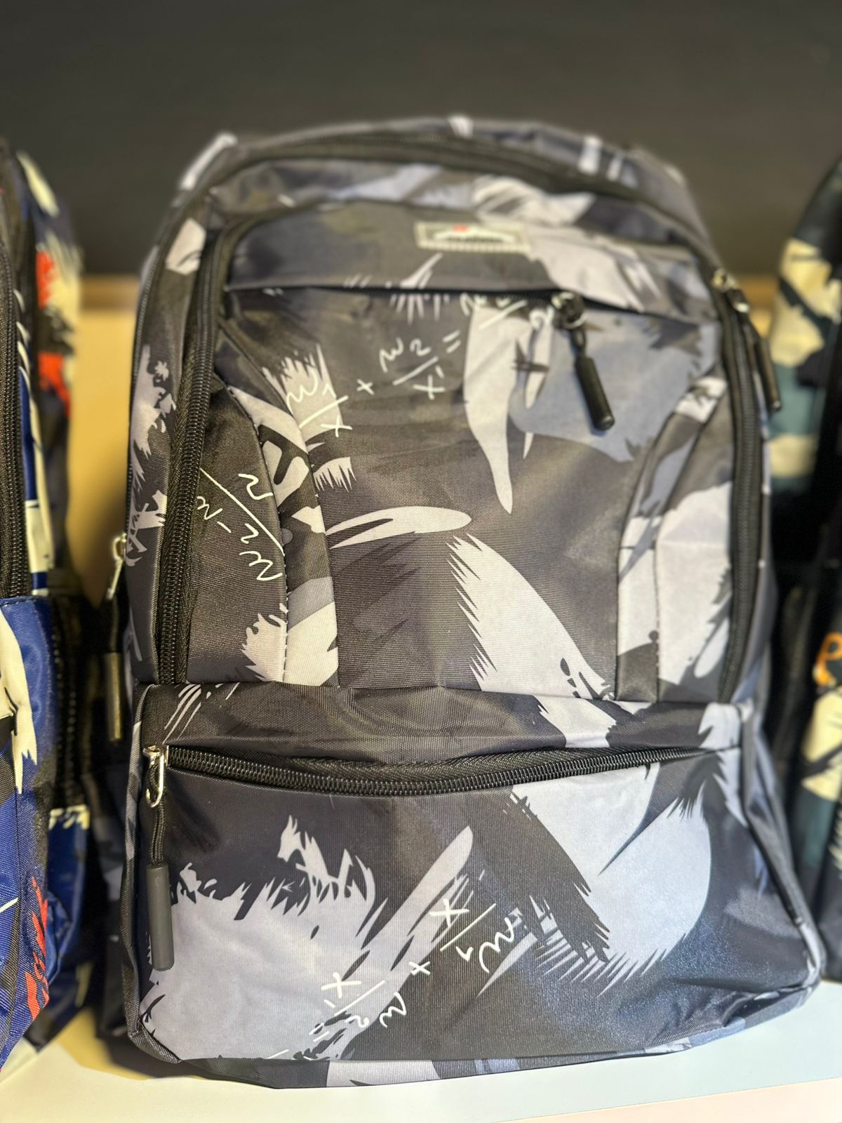 MOCHILA ESCOLAR / URBANA BST – ESTAMPADA MULTICOLOR