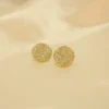AROS DORADOS CIRCULARES TEXTURADOSAros en tono dorado con diseño circular y acabado texturado que aporta brillo y elegancia. De tamaño ideal para destacar sin perder comodidad. Livianos y cómodos para uso diario o para complementar looks más arreglados. Fabricados con materiales hipoalergénicos y resistentes al agua.