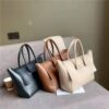 CARTERA ELEGANTE ESTRUCTURADA CON DOBLE ASA