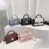 CARTERA DE MUJER TIPO BAÚL TEXTURADA CON CIERRE METÁLICO