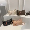 CARTERA DE MUJER TIPO BAÚL CON CADENA DECORATIVA