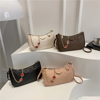 CARTERA DE MUJER TIPO BAÚL CON CADENA DECORATIVA