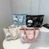 CARTERA TOTE ESTAMPADA CON COLGANTE DECORATIVO